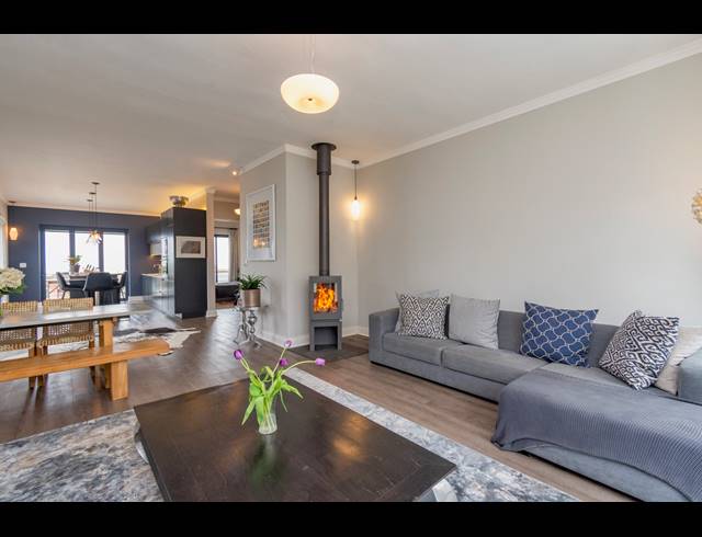 2 BEDROOM APARTMENT FOR SALE IN VREDEHOEK